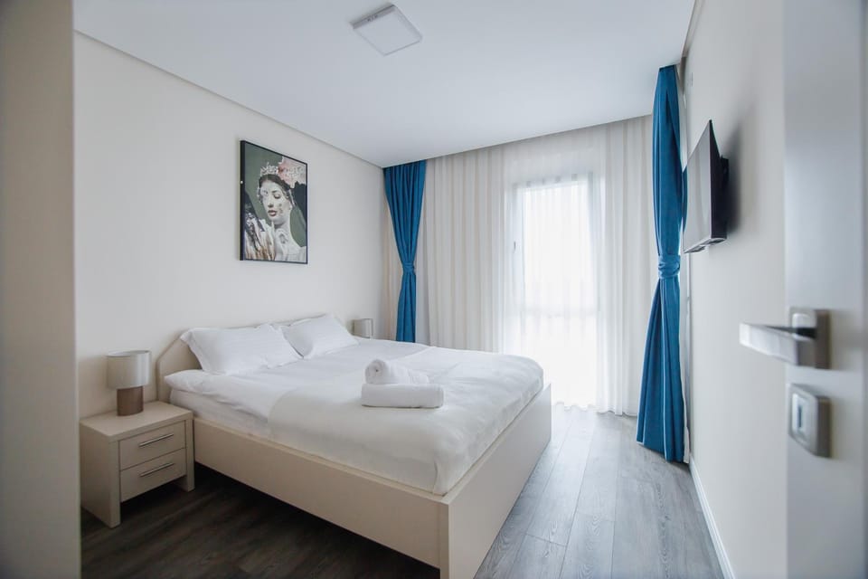 Bed, TV and multimedia, Bedroom