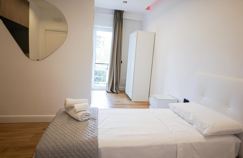 Bed, TV and multimedia, Photo of the whole room, Bedroom, towels, wardrobe