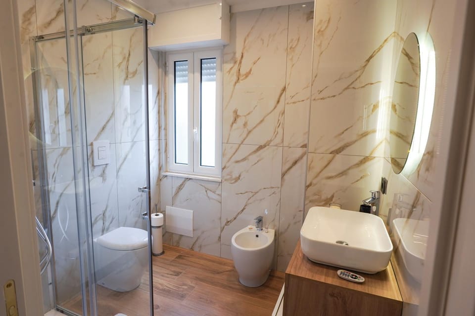 Shower, Toilet, Bathroom, bidet, towels