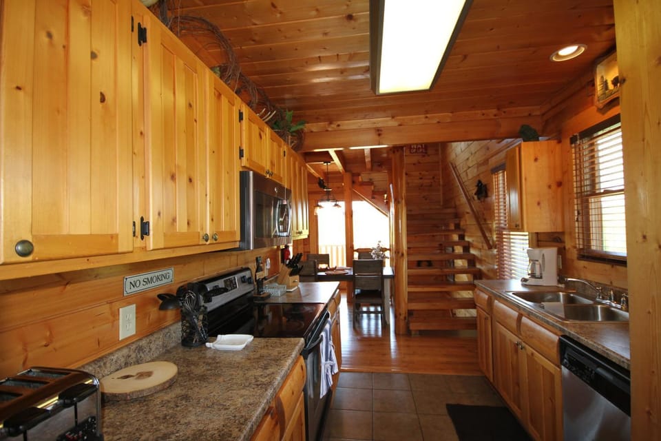 Kitchen or kitchenette, dishwasher, oven