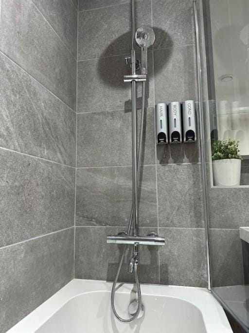 Aqua Dreams -Serviced Luxury Apartment, Coyles Place at Portland 88 Apartment in Belfast