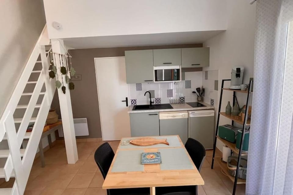 Kitchen or kitchenette, Dining area