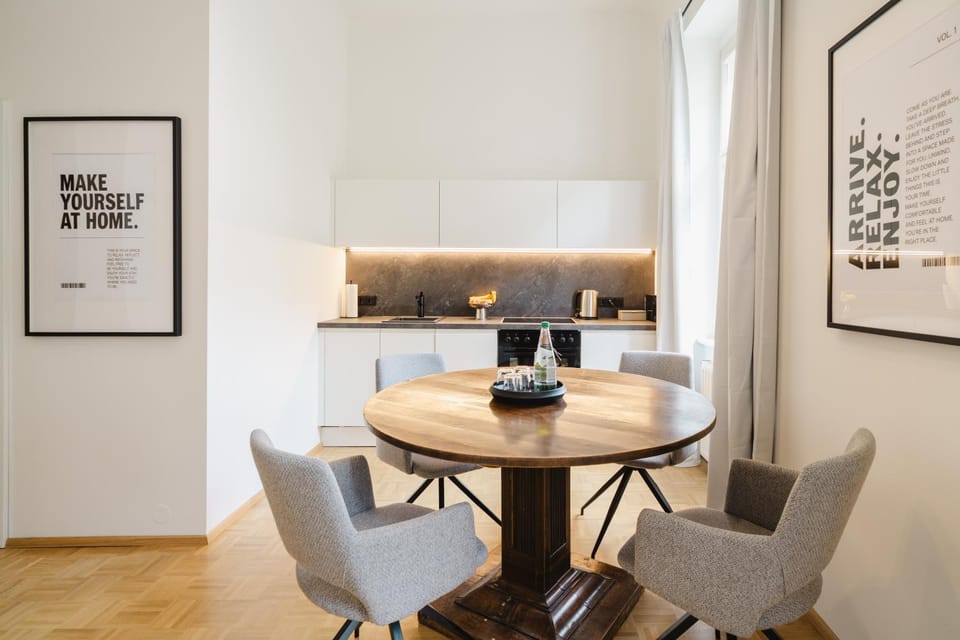 Kitchen or kitchenette, Dining area