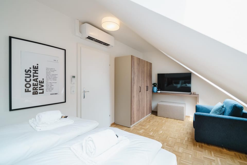 Bed, TV and multimedia, Bedroom, wardrobe, air conditioner