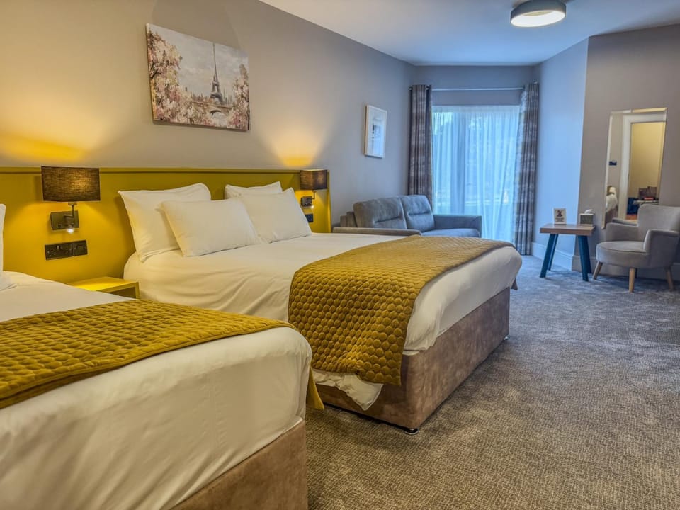 Bed, Balcony/Terrace, Kitchen or kitchenette, Photo of the whole room, Seating area, Bedroom, hair dryier, heating, microwave, wardrobe, air conditioner