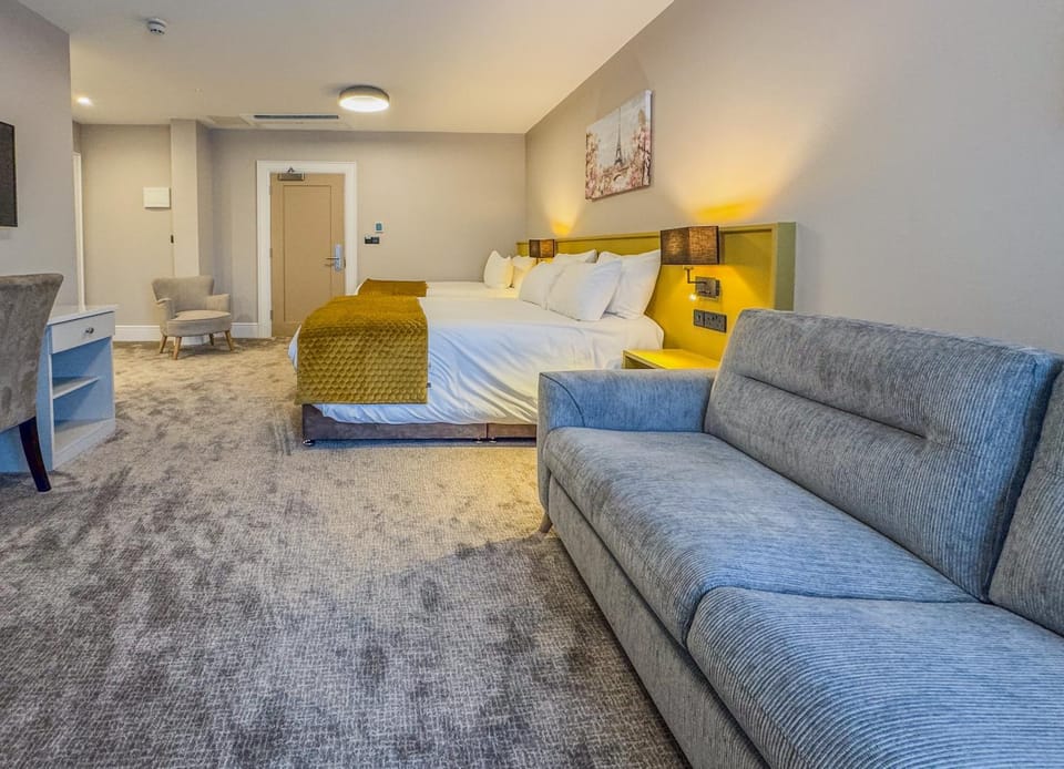 Bed, Coffee/tea facilities, Kitchen or kitchenette, Photo of the whole room, Seating area, Bedroom, children, Family, hair dryier, heating, microwave, toaster, air conditioner