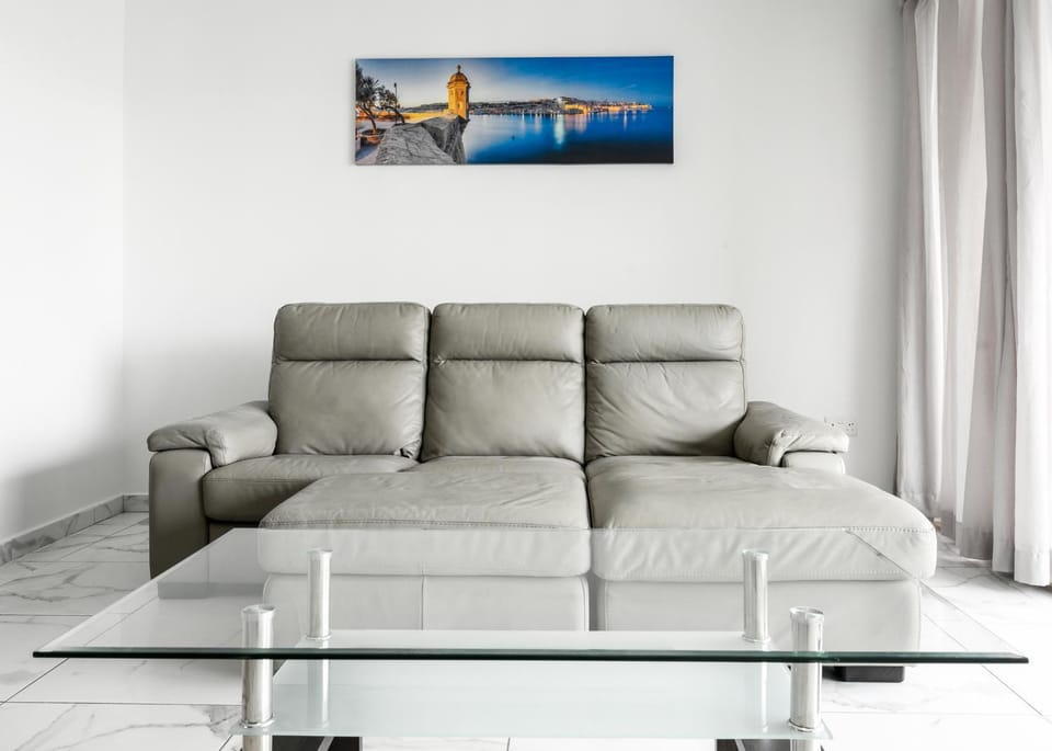 Spacious Modern Apartment Near the Sea in Xemxija Apartment in Saint Paul's Bay