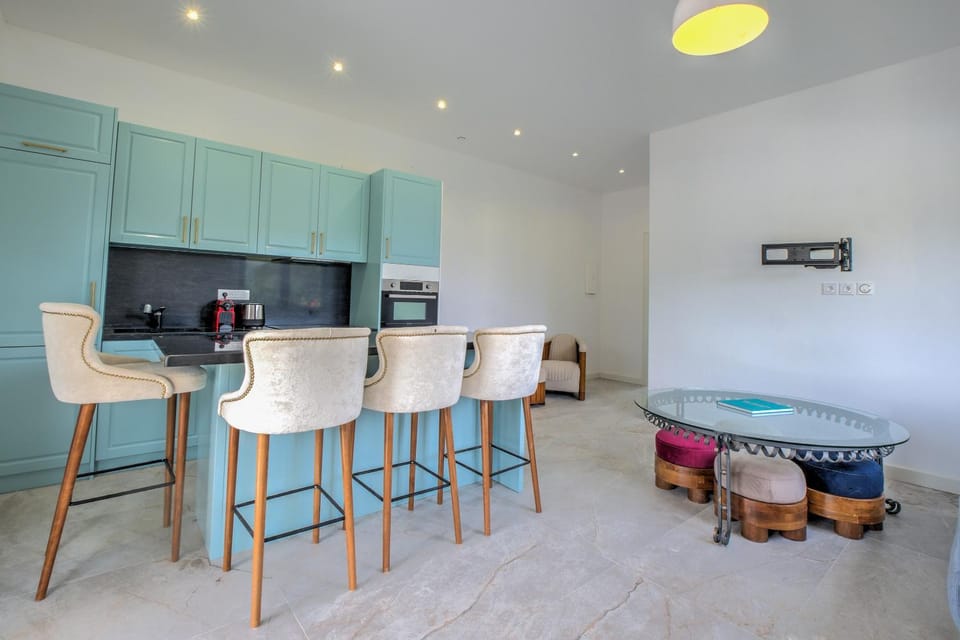 Property building, Kitchen or kitchenette, Living room
