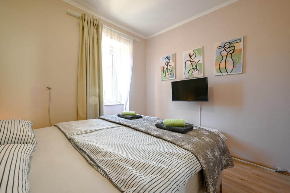 Bed, TV and multimedia, Bedroom