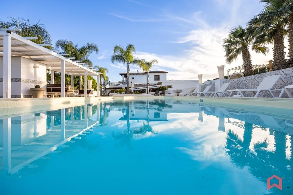 Day, Pool view