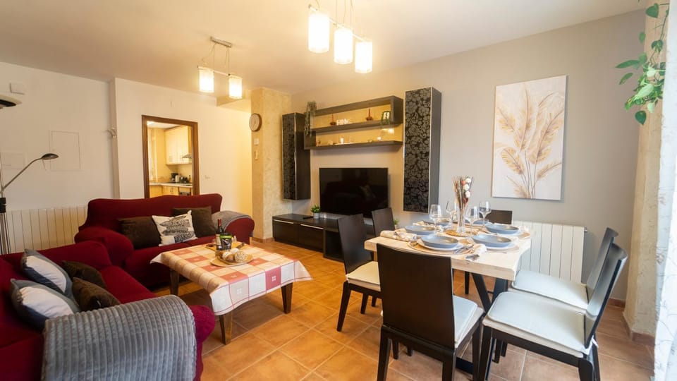 TV and multimedia, Living room, Seating area, Dining area