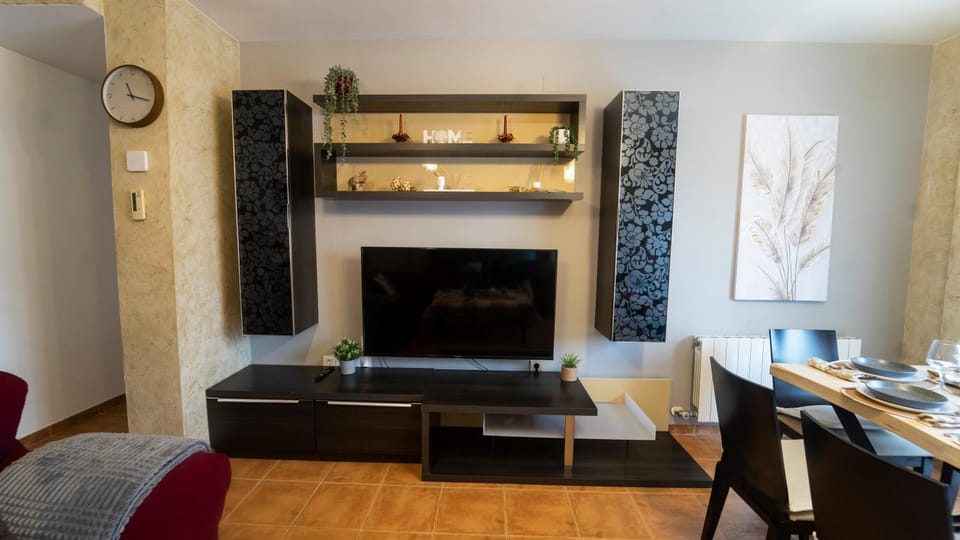 Communal lounge/ TV room, TV and multimedia, Living room, Seating area, Evening entertainment