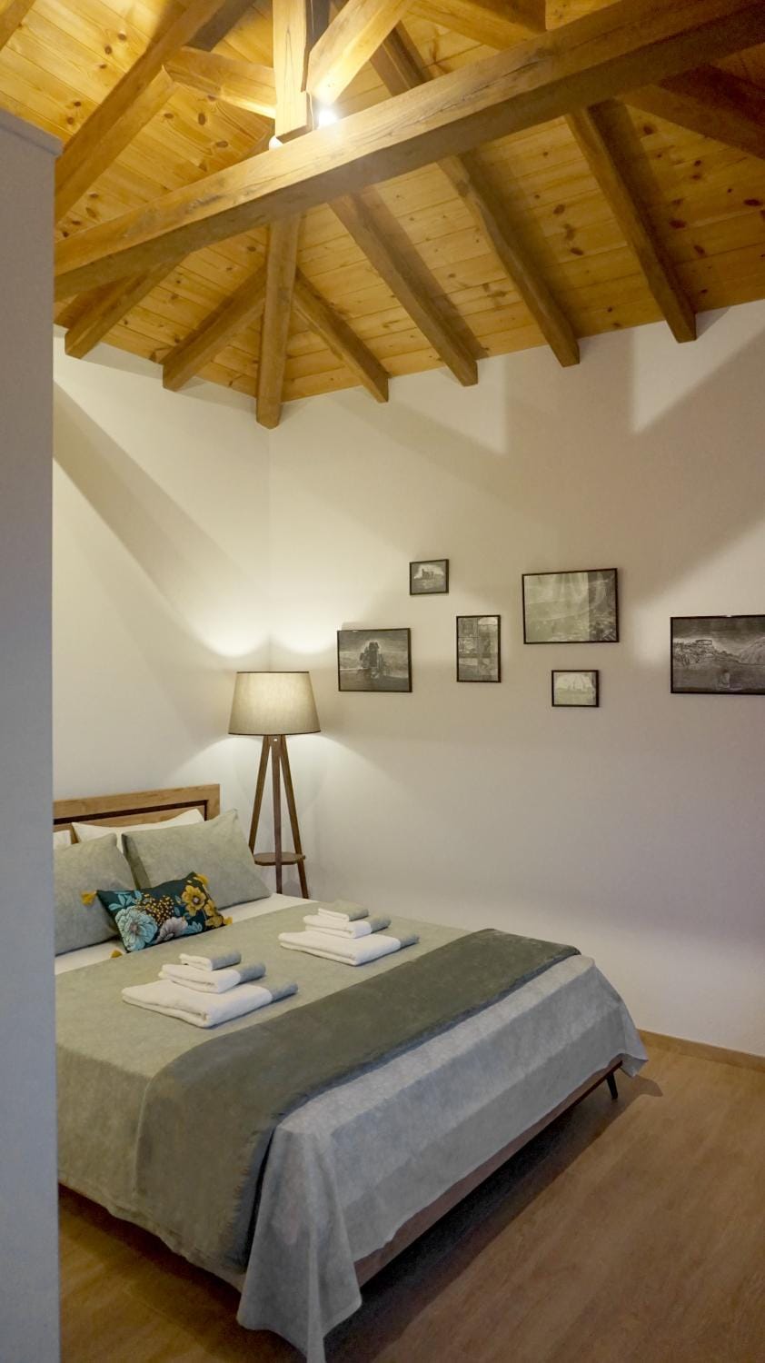 Bed, Photo of the whole room, Bedroom, towels