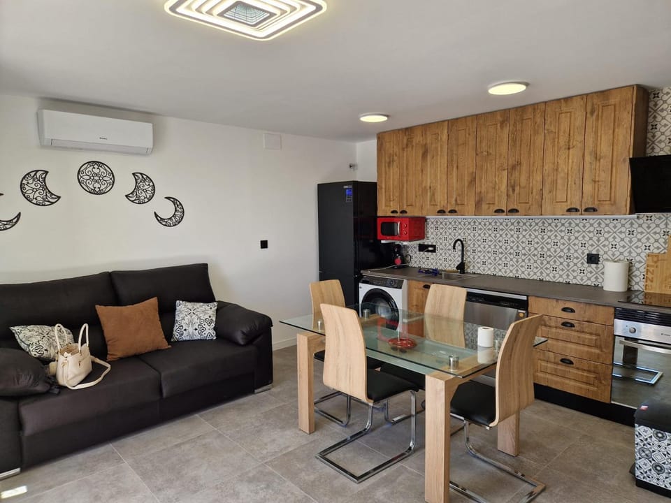 House totally refurbished in 2024, terrace in front of the sea, 1 min walk to the beach, aircon, wifi House in Alicante
