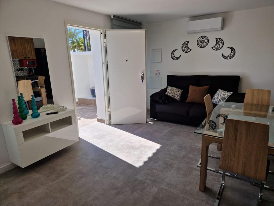 House totally refurbished in 2024, terrace in front of the sea, 1 min walk to the beach, aircon, wifi House in Alicante