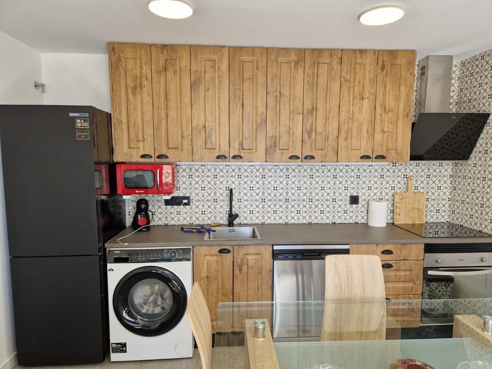 House totally refurbished in 2024, terrace in front of the sea, 1 min walk to the beach, aircon, wifi House in Alicante