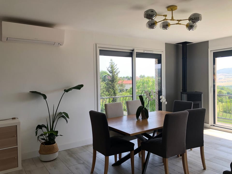 Dining area, fireplace, air conditioner