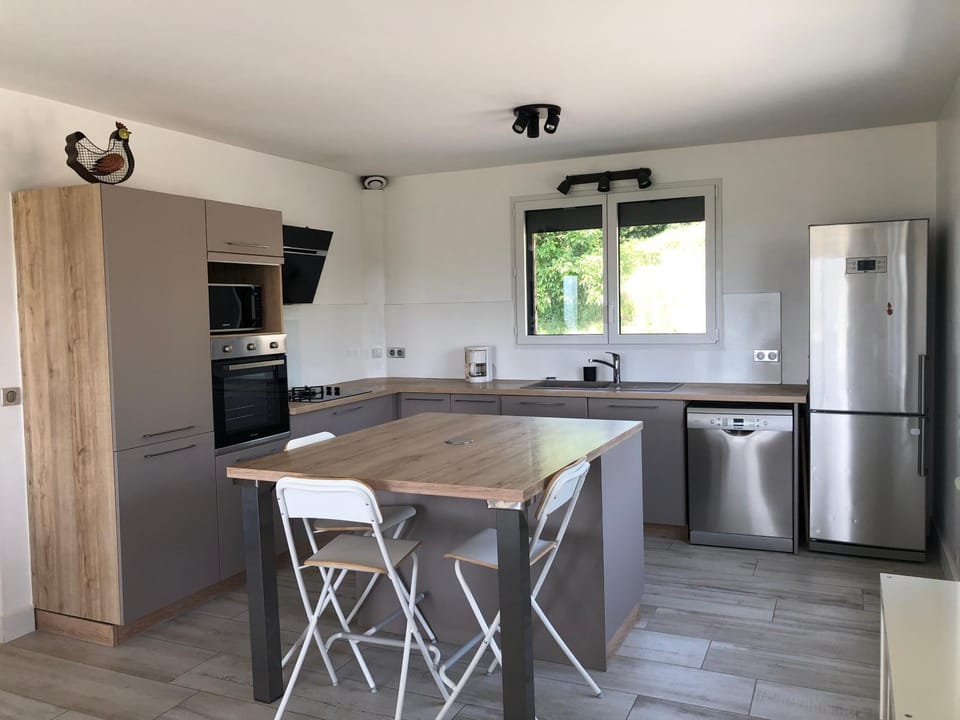 Kitchen or kitchenette, Dining area, dishwasher, oven, stove