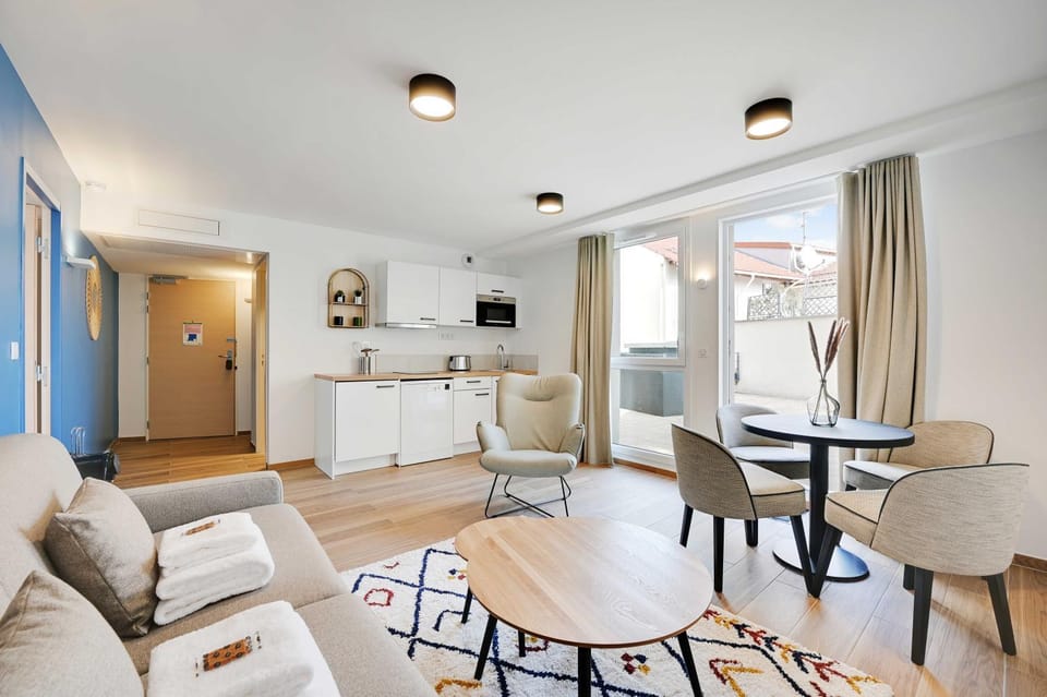 Living room, Seating area, Dining area