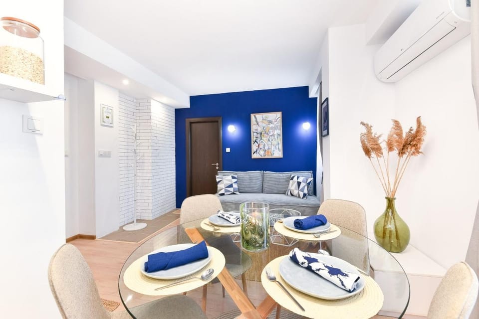 Living room, Seating area, Dining area, air conditioner