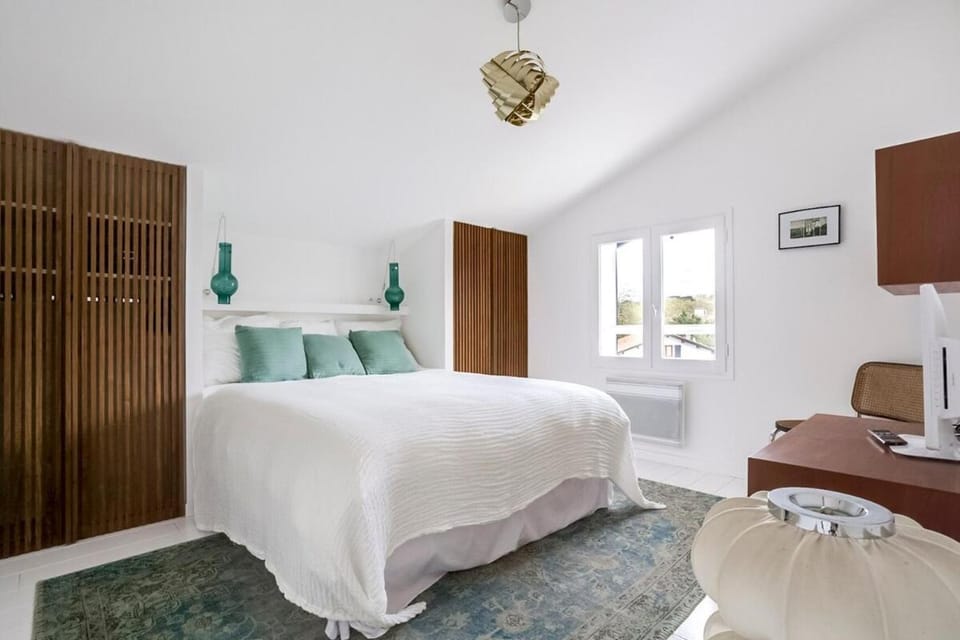 Bed, Photo of the whole room, Bedroom
