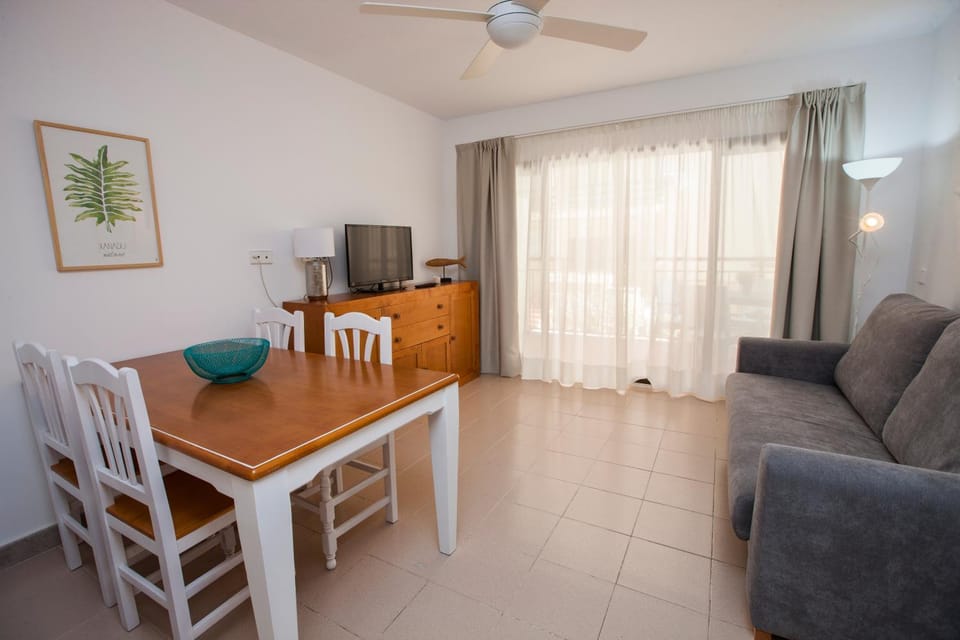 Communal lounge/ TV room, TV and multimedia, Living room, Seating area, Dining area