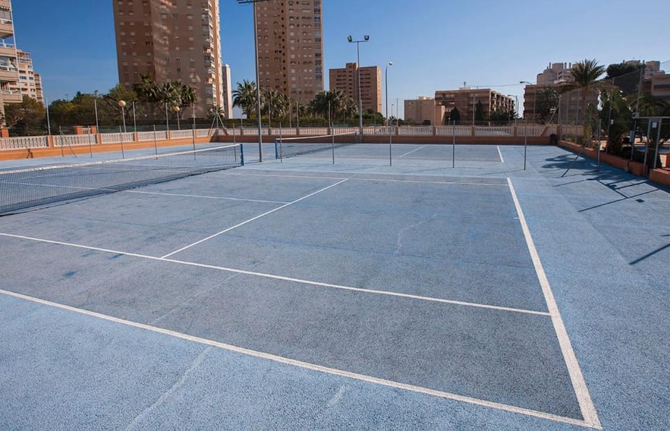 Day, Tennis court