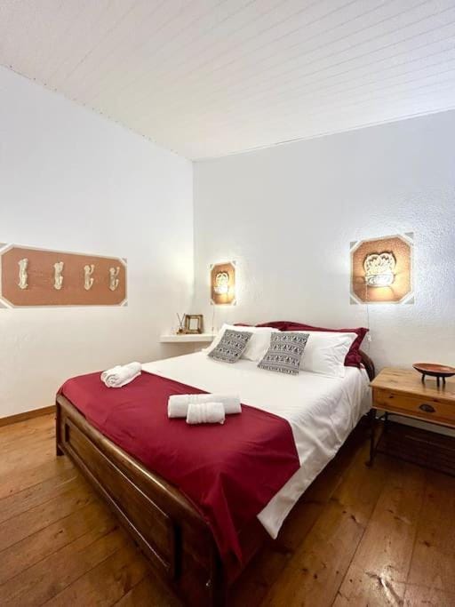 Bed, Photo of the whole room, Bedroom, towels