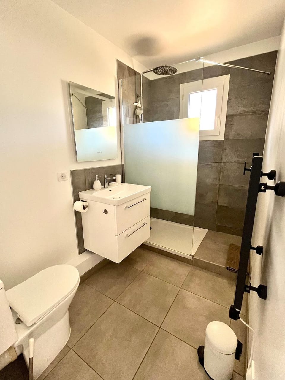 Shower, Toilet, Bathroom, towels