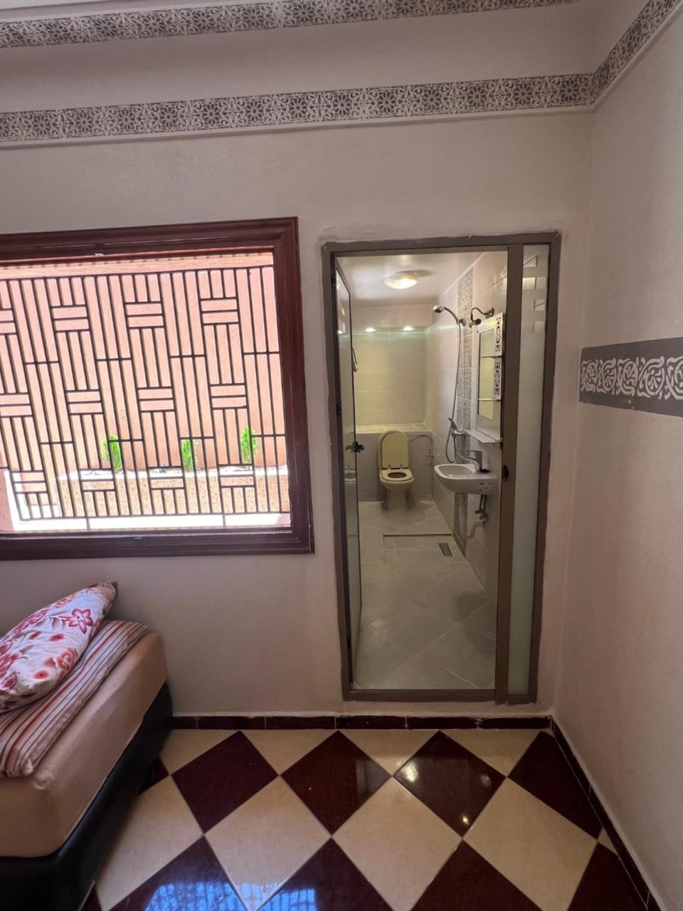 Shower, Toilet