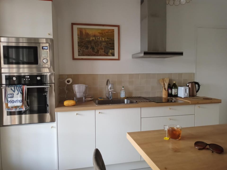 Coffee/tea facilities, Kitchen or kitchenette, stove, toaster