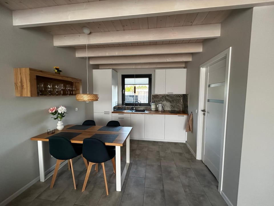 Kitchen or kitchenette, Dining area