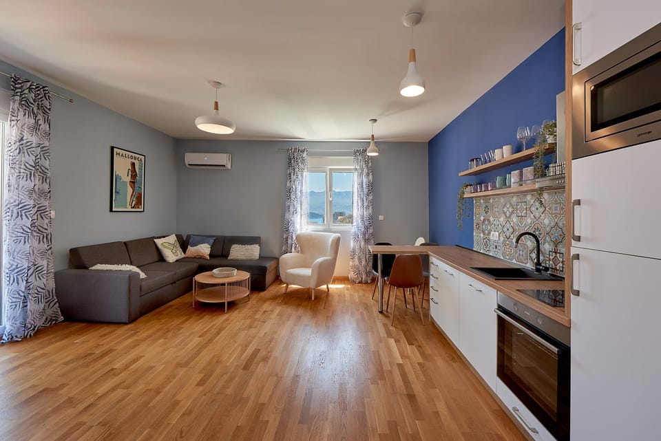 Kitchen or kitchenette, Seating area, Dining area, dishwasher, oven, stove