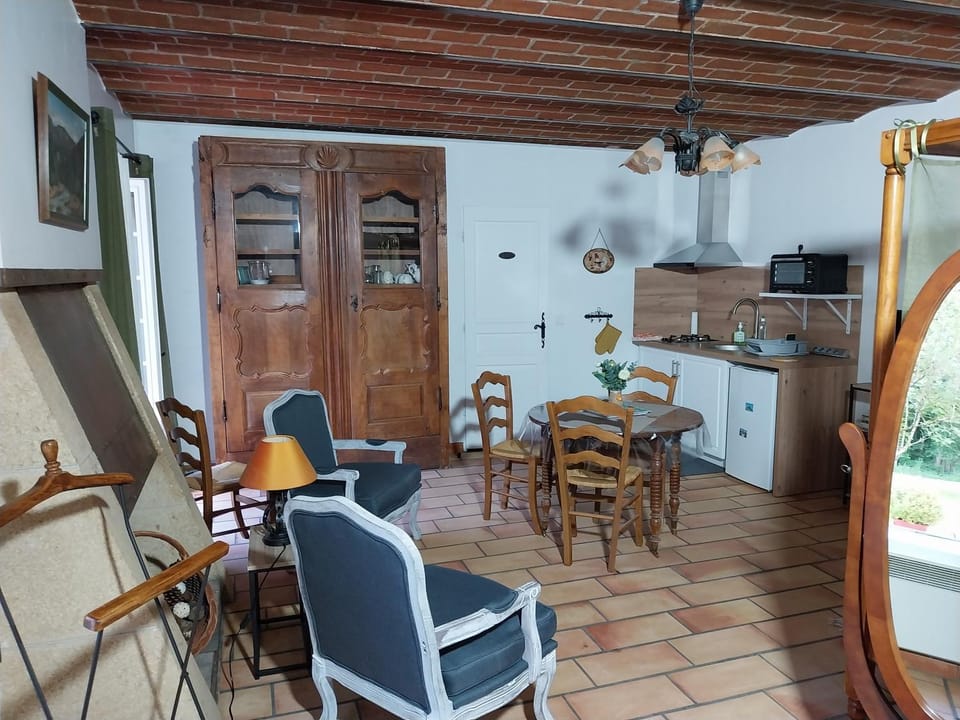 Kitchen or kitchenette, Seating area, Dining area