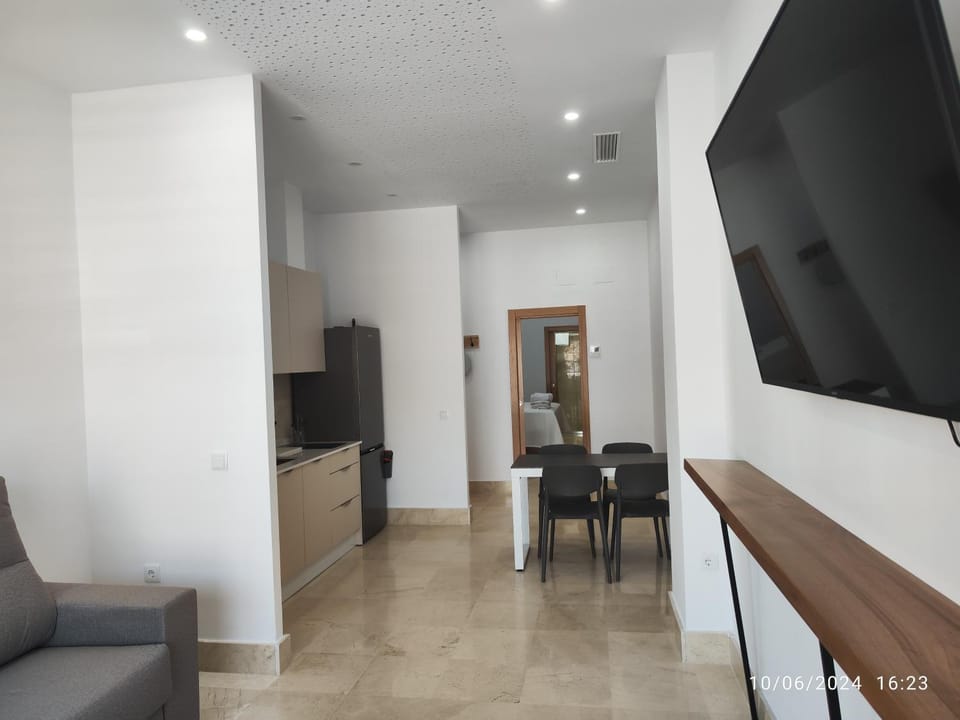 Communal lounge/ TV room, TV and multimedia, Coffee/tea facilities, Balcony/Terrace