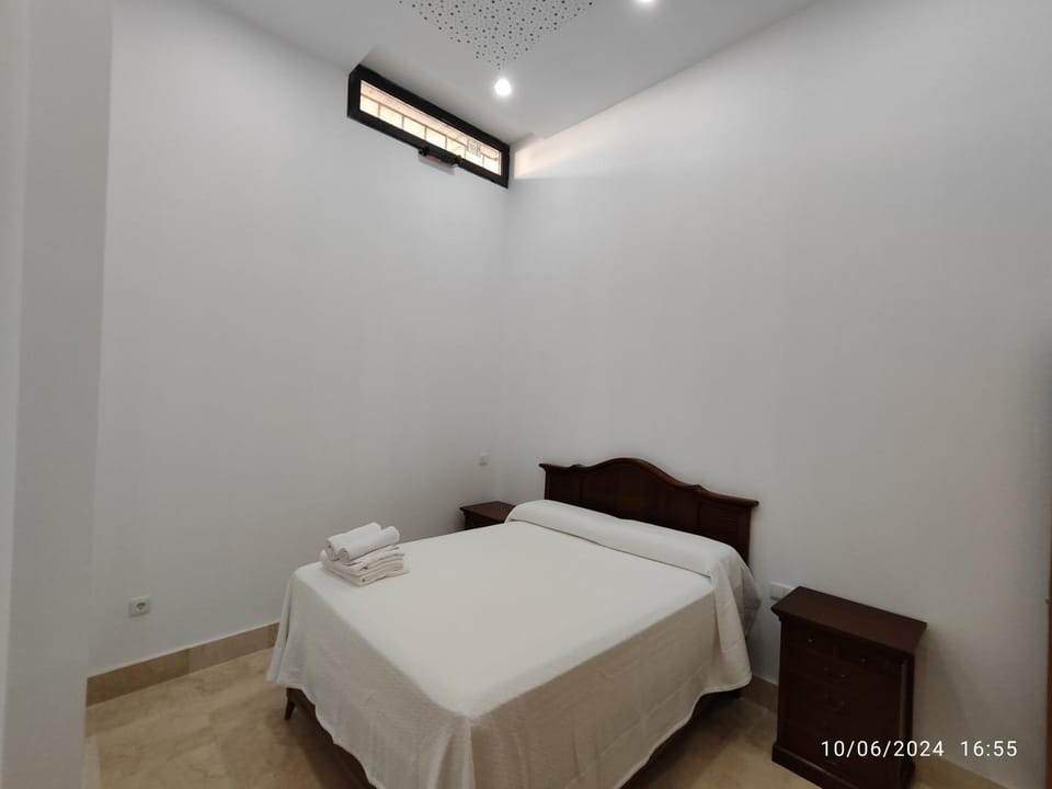 Bed, towels, air conditioner