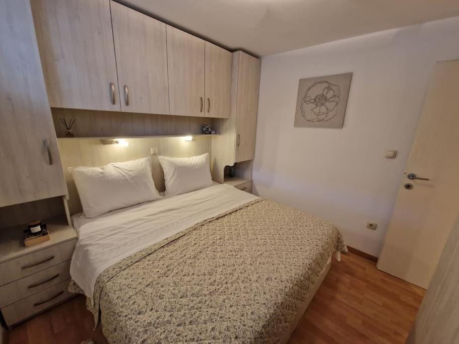 Bed, Photo of the whole room, Bedroom, wardrobe