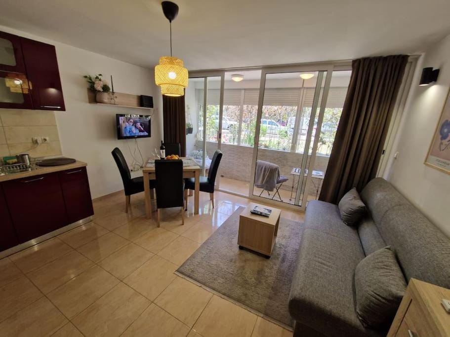 Communal lounge/ TV room, TV and multimedia, Kitchen or kitchenette, Living room, Seating area, Dining area, Evening entertainment