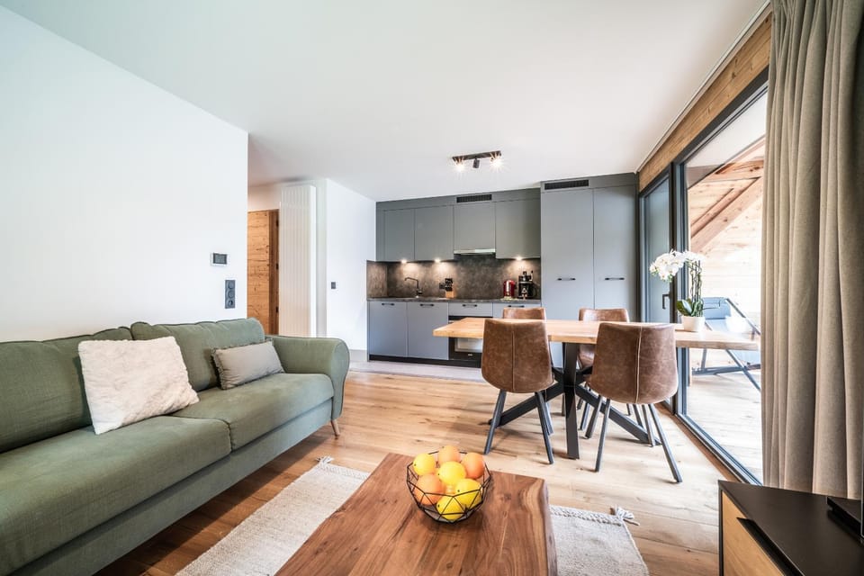 Kitchen or kitchenette, Living room, Seating area, Dining area