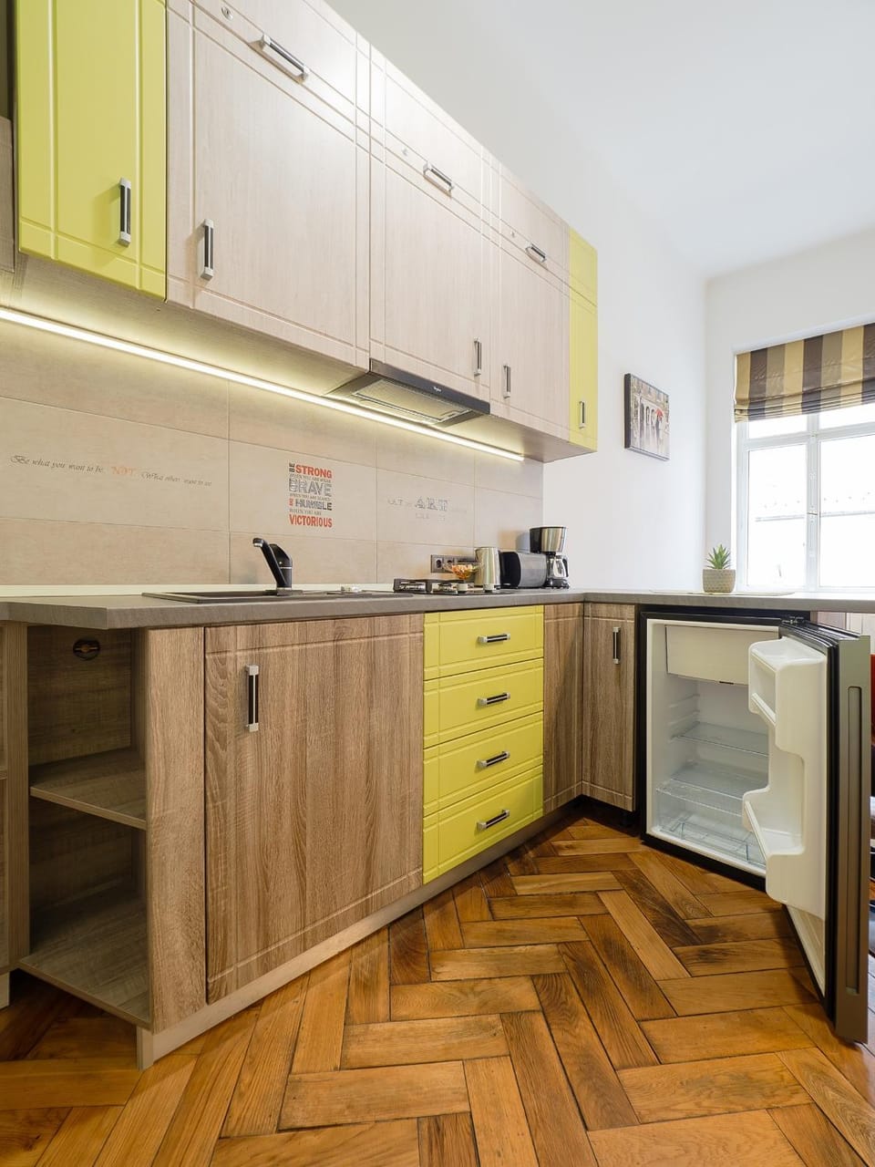 Kitchen or kitchenette, minibar