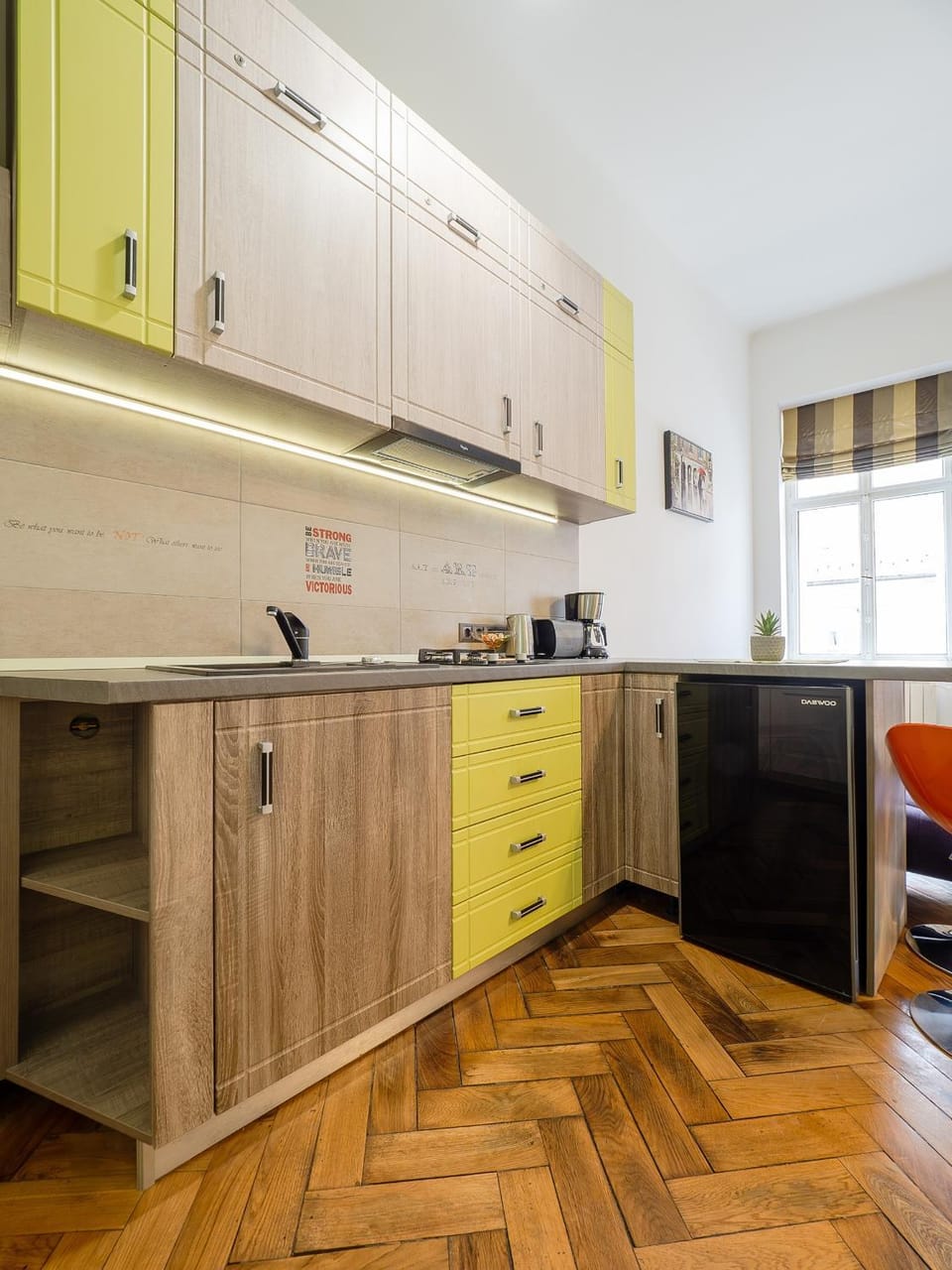 Kitchen or kitchenette, minibar
