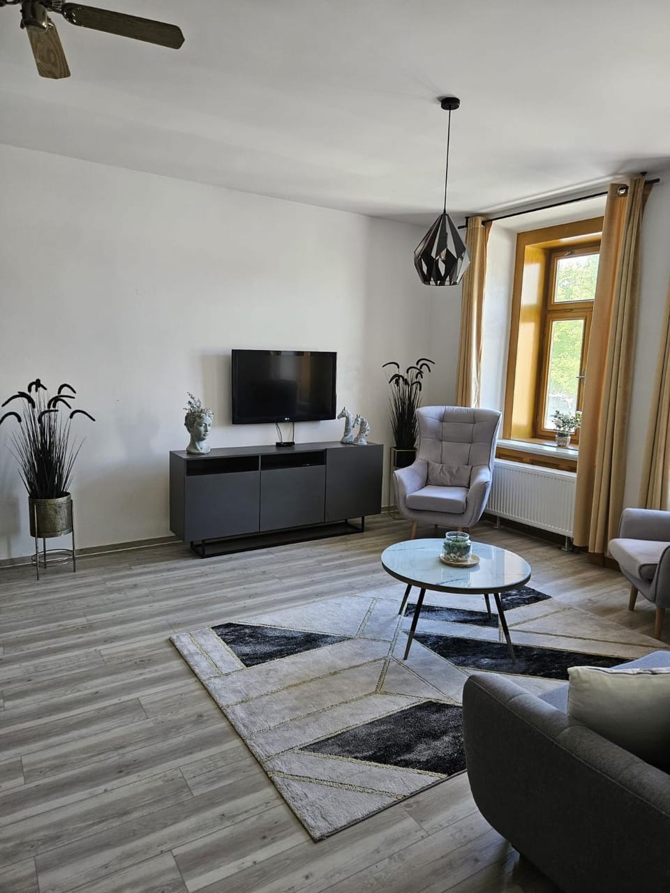 TV and multimedia, Living room, Seating area