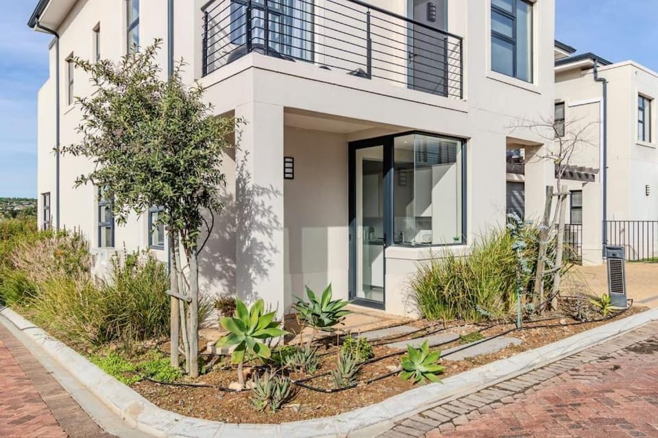 Songbird D'Aria Cape Town luxury house on Wine Estate House in Cape Town