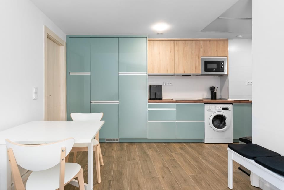 Kitchen or kitchenette, Dining area, stove, washing machine