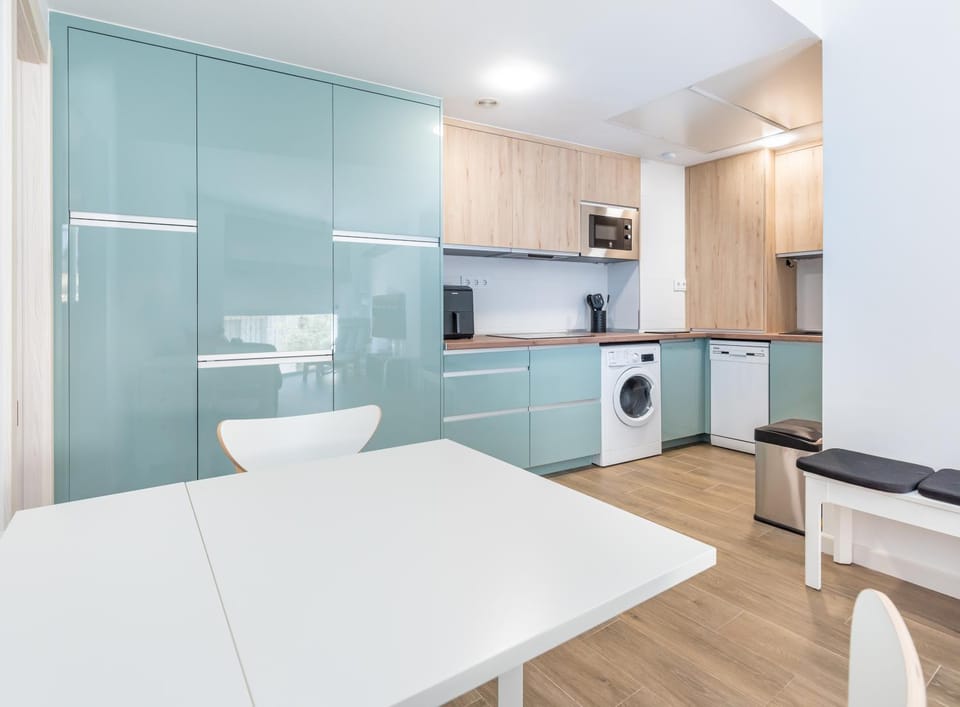 Kitchen or kitchenette, Dining area, dishwasher, stove, washing machine