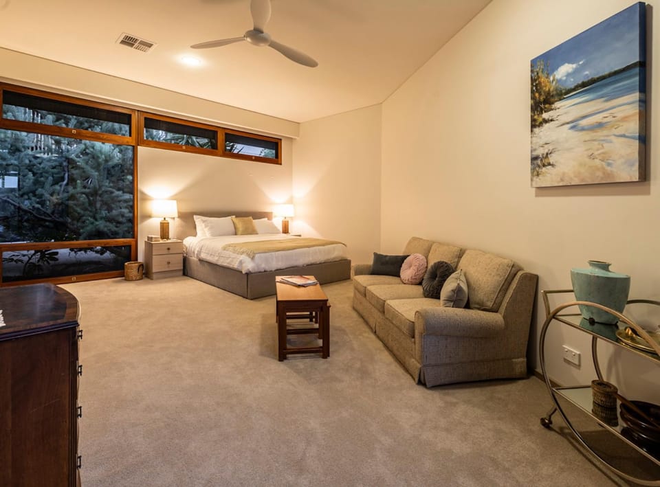 Bed, Photo of the whole room, Seating area, Bedroom