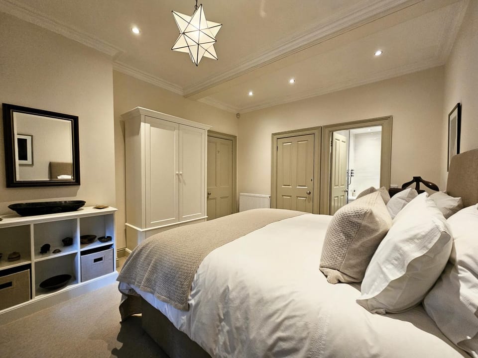 Bed, Photo of the whole room, Bedroom, wardrobe