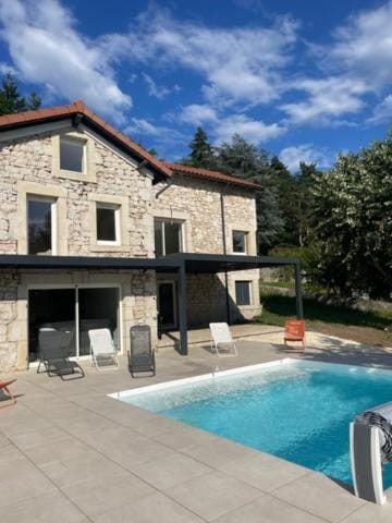 Gite authentique au coeur de Blavozy avec piscine privée, jacuzzi et terrain de pétanque Villa in Auvergne-Rhône-Alpes