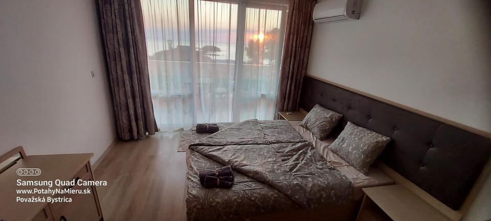 Bed, Living room, Photo of the whole room, Seating area, Bedroom, towels