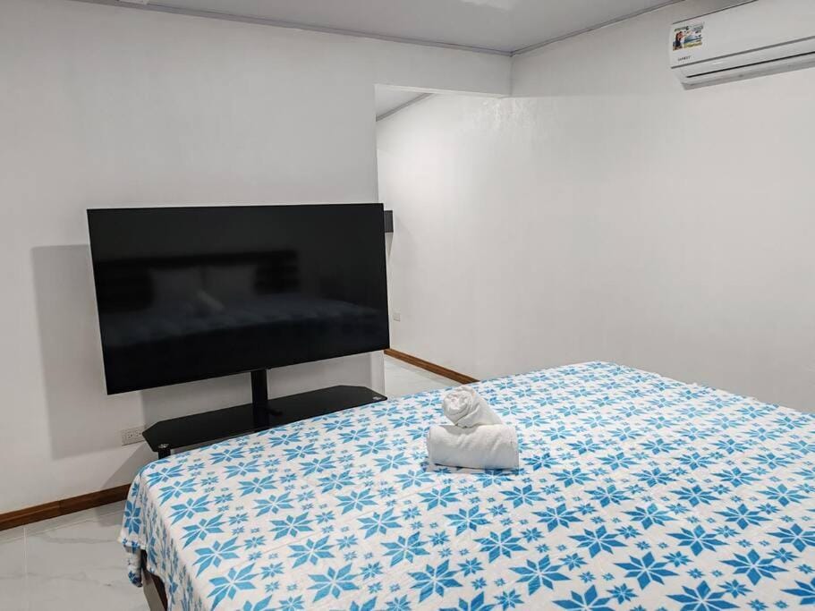 Bed, TV and multimedia, Photo of the whole room, air conditioner